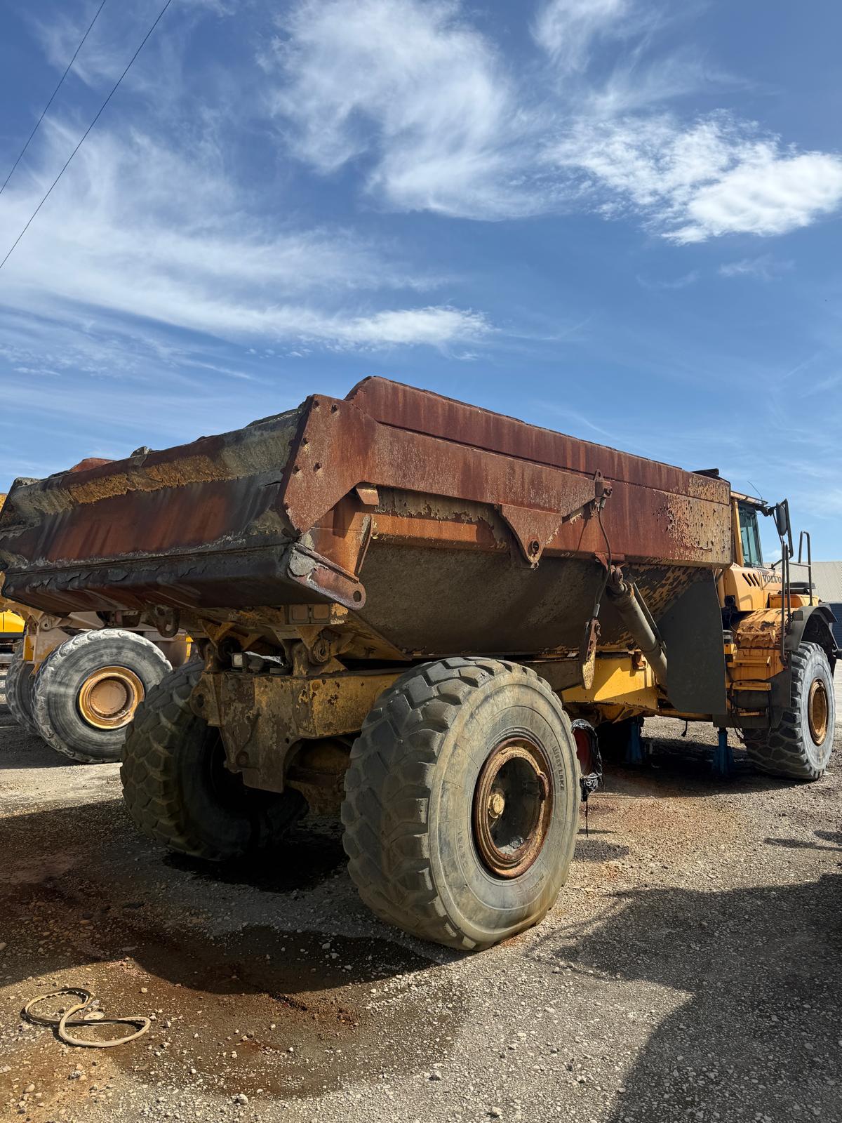 Vista lateral de Volvo A35E disponible para consulta de repuestos