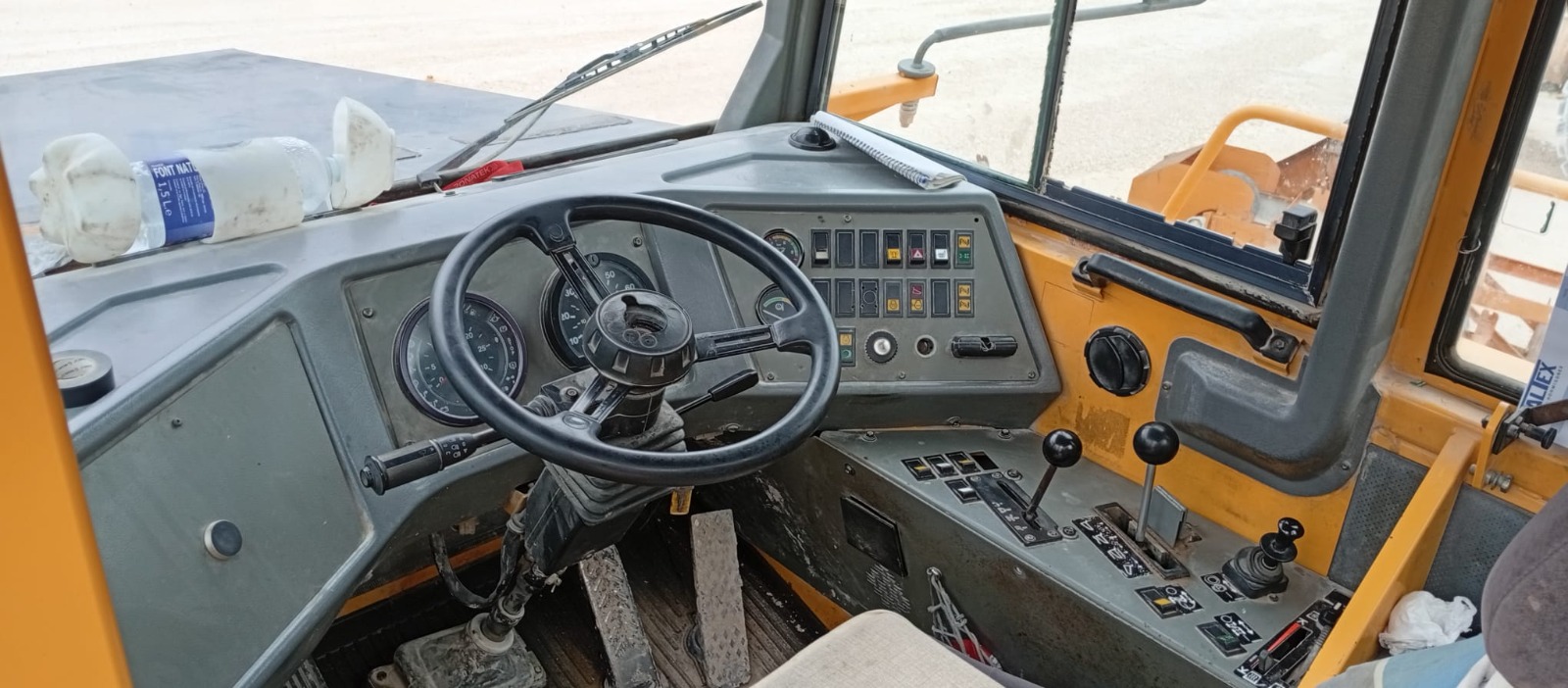 Cabina de Volvo A40 con piezas interiores disponibles bajo consulta