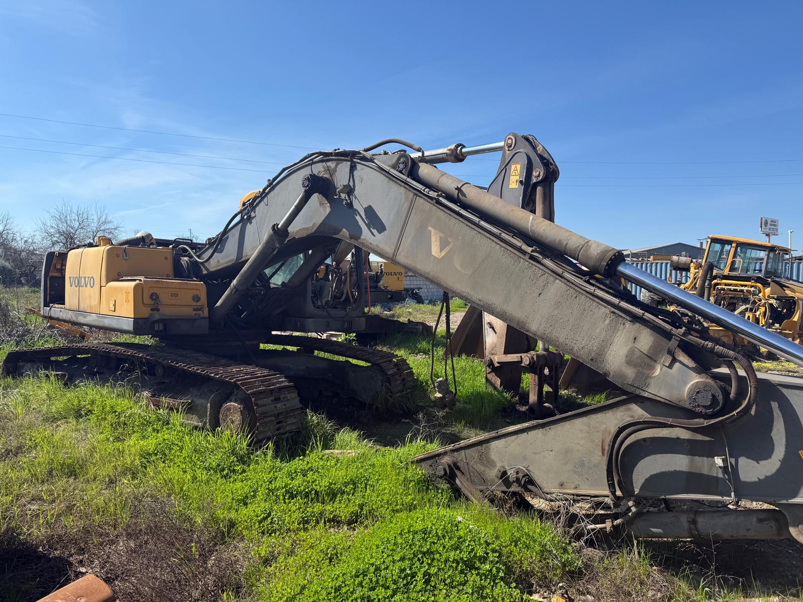 Volvo EC240C completa para desguace - vista frontal en Córdoba