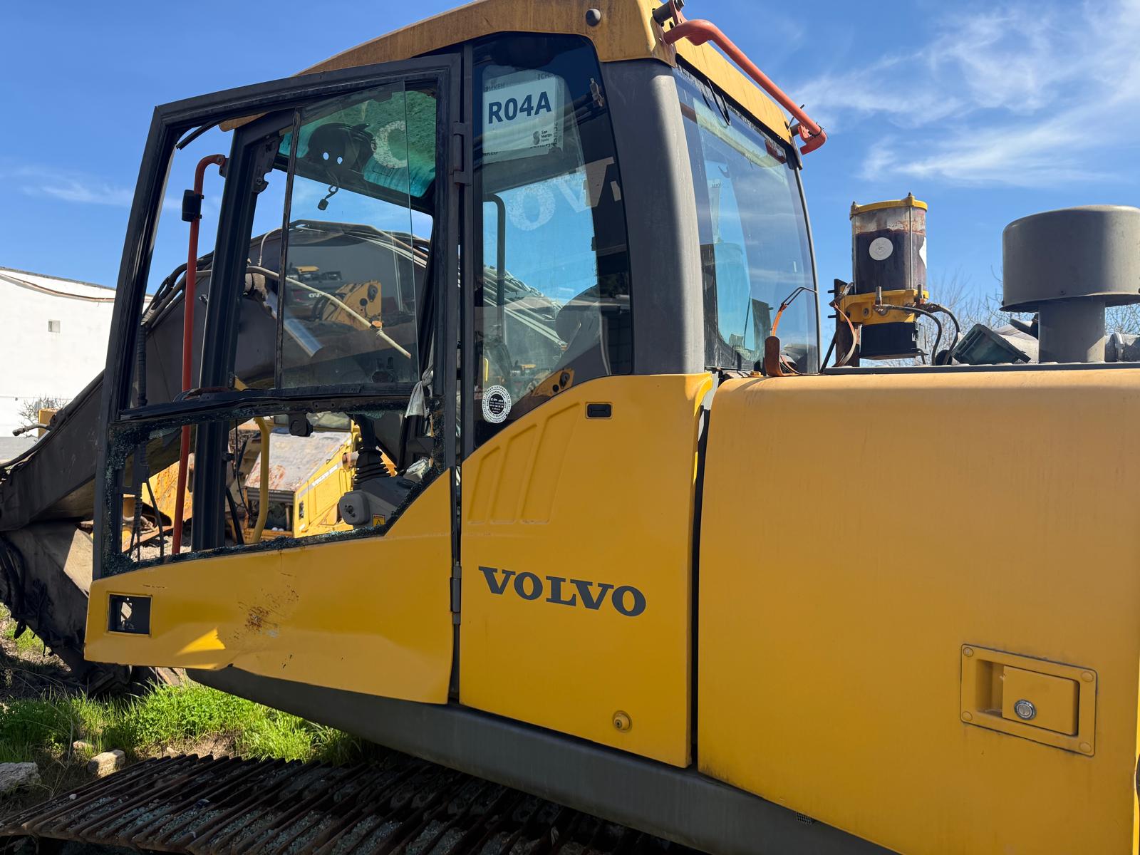 Volvo EC240C vista lateral - excavadora para despiece en VMS Used Parts