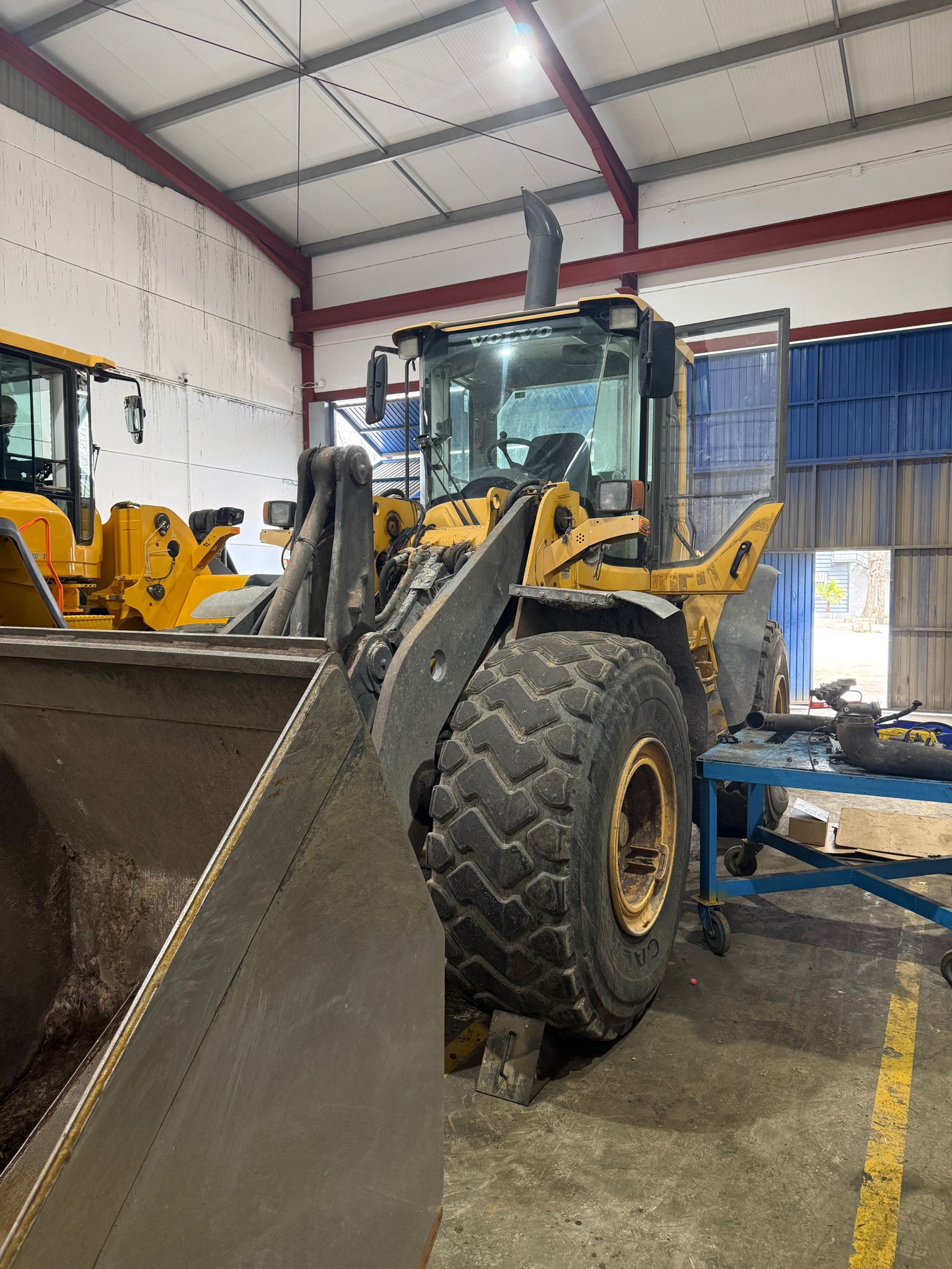 Volvo L120F vendida - vista frontal de la unidad