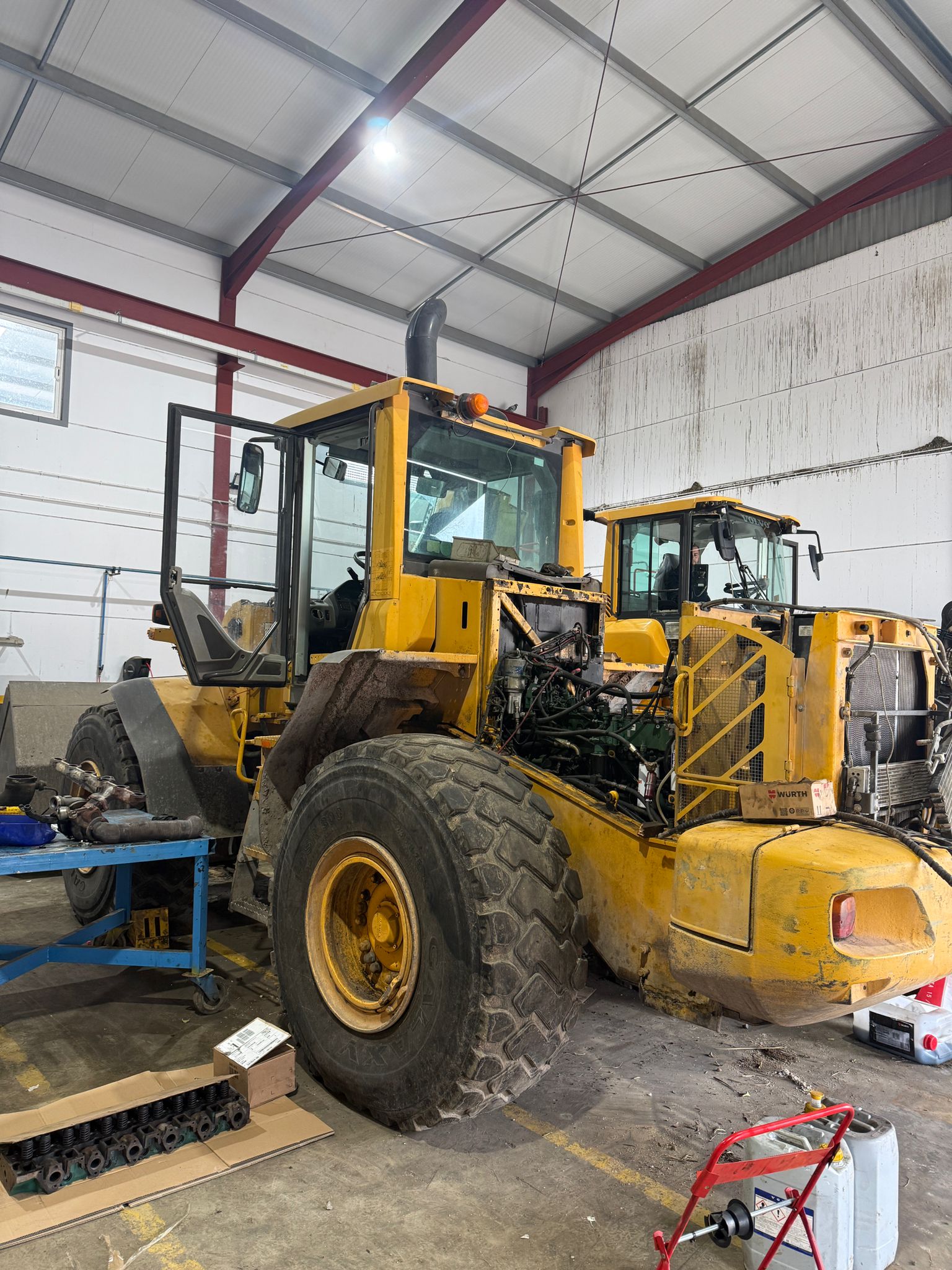 Volvo L120F vendida - vista lateral de la unidad
