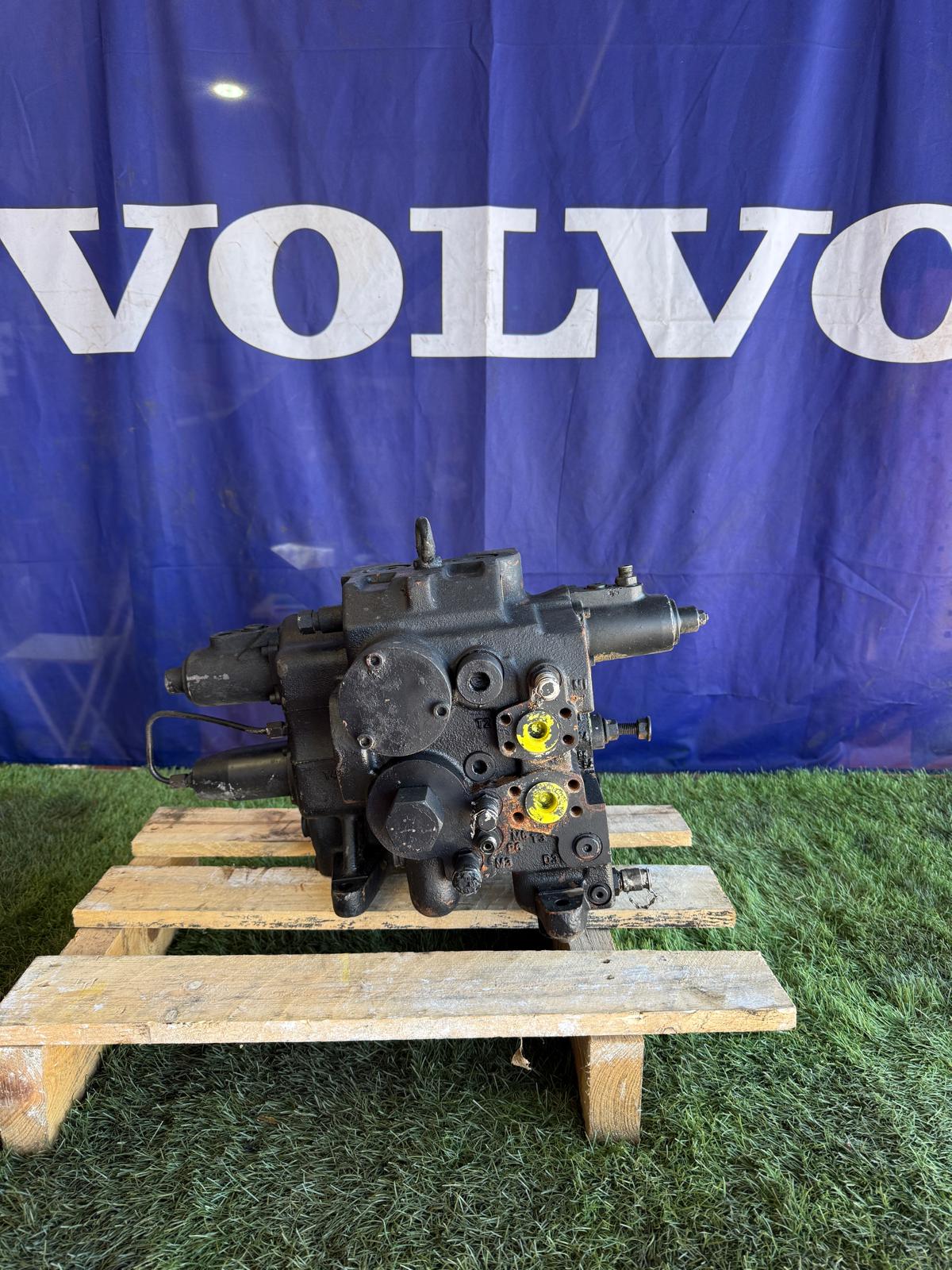 Distribuidor hidráulico Volvo A40 referencia 11063549 vista 1