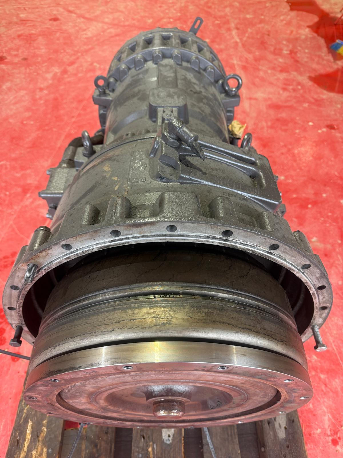 Detalle de servotransmisión Volvo referencia 22418 con convertidor de par