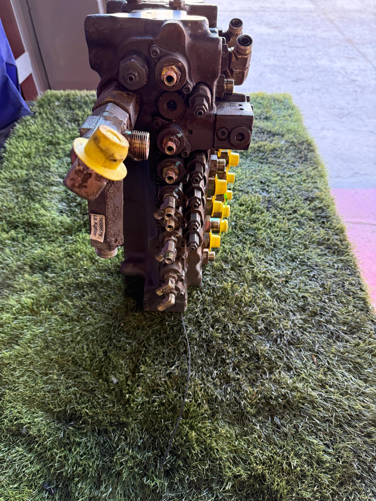 Distribuidor hidráulico Volvo 14588572 vista 2